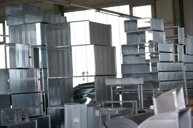 Rechteckige Lüftungskanäle aus verzinktem Stahlblech im Lager der Stuttgarter Luft 