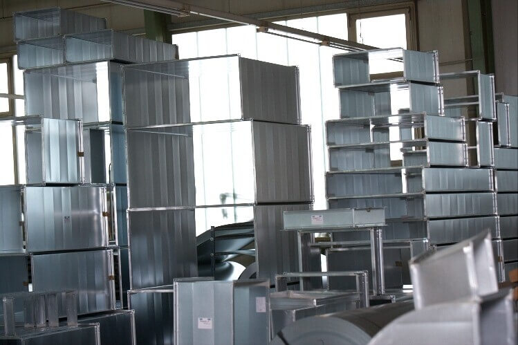 Rechteckige Lüftungskanäle aus verzinktem Stahlblech im Lager – Stuttgarter Luft Schorndorf