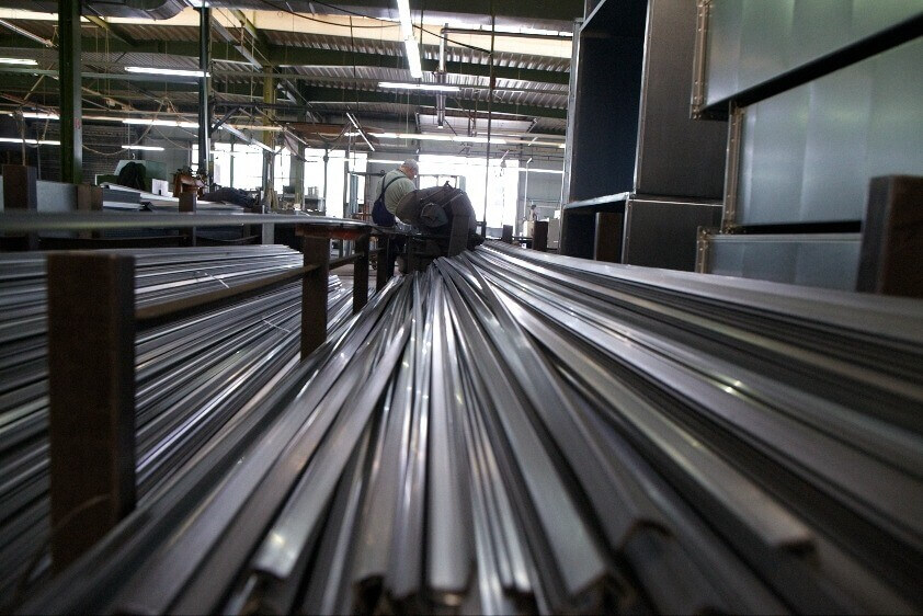 Mitarbeiter bei der Fertigung von Metallprofilen für Lüftungskanäle – Stuttgarter Luft Schorndorf