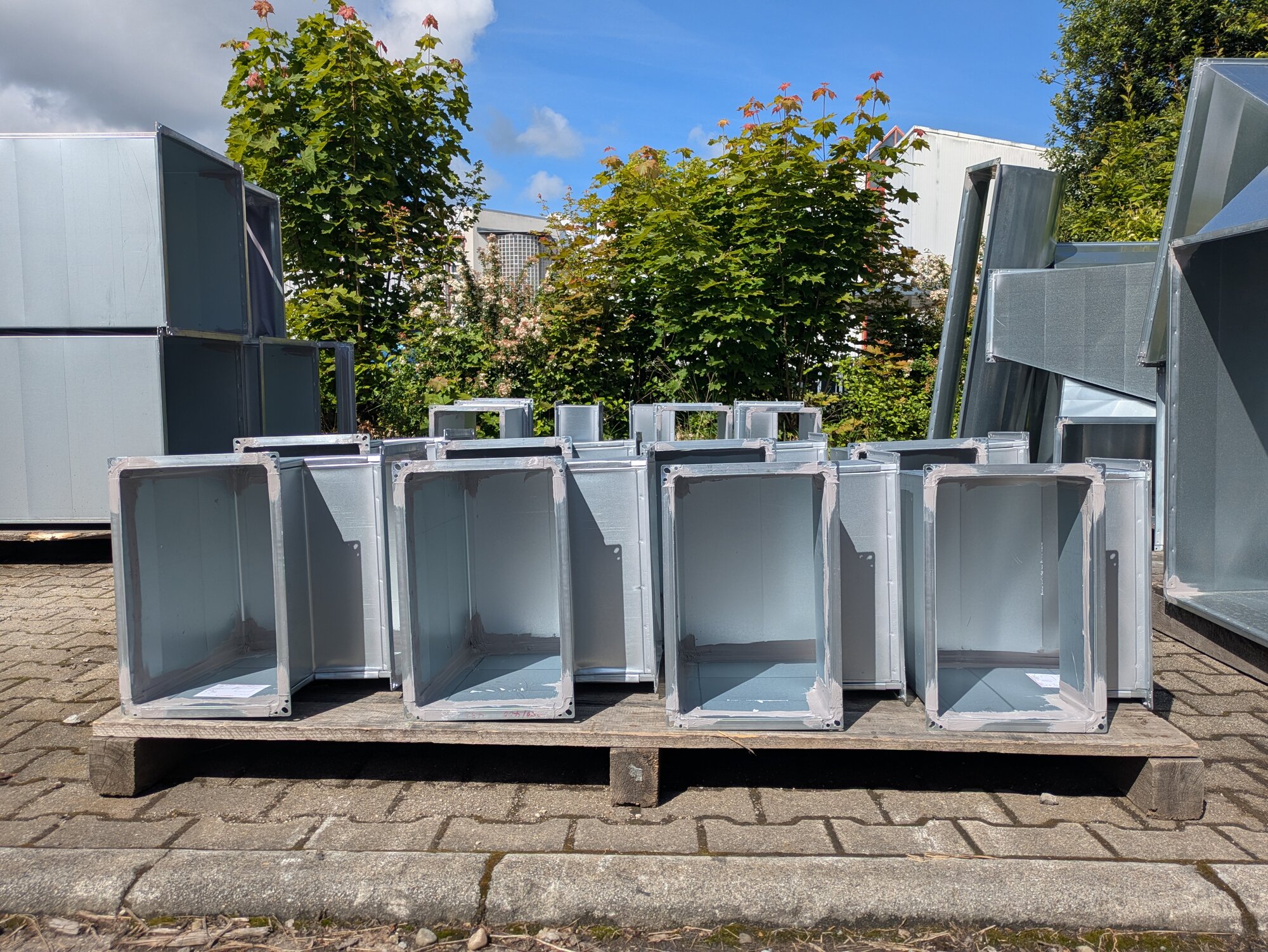 Eckige Kanalbögen und Lüftungskanäle im Lager der Stuttgarter Luft